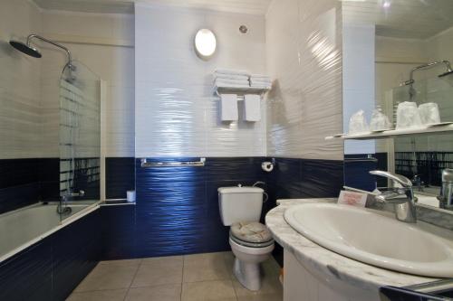 A bathroom at Hotel Le Richmont