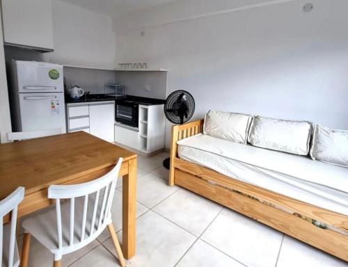 サンベルナルドにあるComplejo Aires 3のソファとテーブルのあるリビングルーム