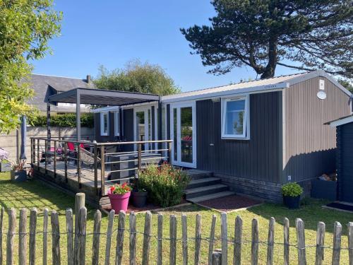 Mobil-home 6 pers, 3 ch, 2 sdb, plage à 200m, piscine chauffée, fitness, parking, wifi gratuit - FR-1-361A-9