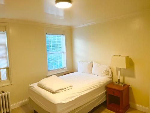 BedExpress في بالتيمور: غرفة نوم صغيرة بها سرير ونافذة