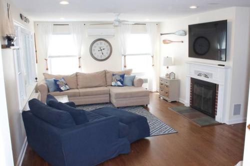 ein Wohnzimmer mit einem Sofa und einem Kamin in der Unterkunft Seacret Hideaway in Point Pleasant Beach