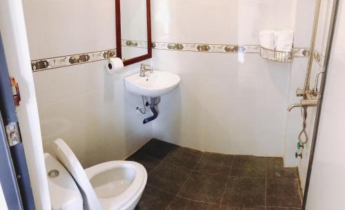 a small bathroom with a toilet and a sink at Sunbay Homestay Cu Lao Cham in Tân Hiệp