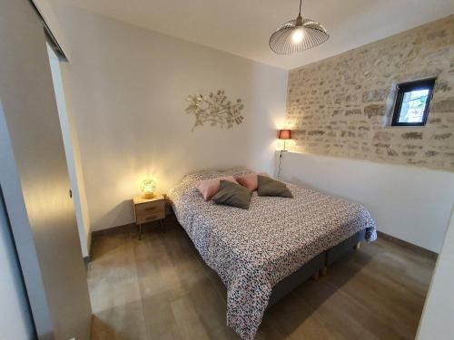 ein kleines Schlafzimmer mit einem Bett und einer Lampe in der Unterkunft Gîte Chilleurs-aux-Bois, 2 pièces, 2 personnes - FR-1-590-276 in Chilleurs-aux-Bois
