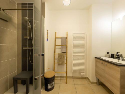 La salle de bains est pourvue d'une douche et d'un lavabo. dans l'établissement Appartement Saint-Pierre-d'Oléron, 3 pièces, 4 personnes - FR-1-246A-245, à Saint-Pierre-dʼOléron