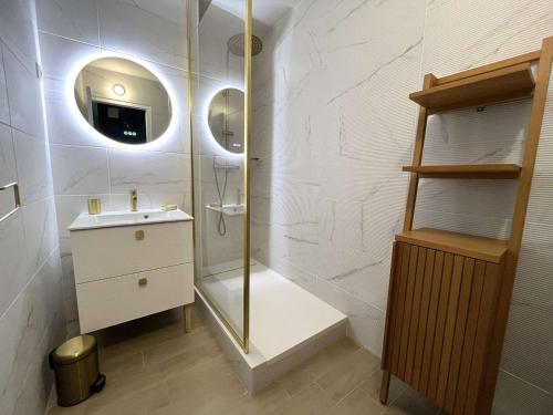 y baño con ducha, lavabo y espejo. en Appartement Bénodet, 2 pièces, 4 personnes - FR-1-481-142, en Bénodet