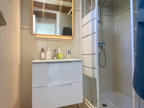 une salle de bain avec une douche, un lavabo et un miroir dans l'établissement Maison Familiale à 100m de la Plage – Terrasse, Jardin, 6 Couchages, Parking Gratuit - FR-1-246A-246, à Dolus-d'Oléron