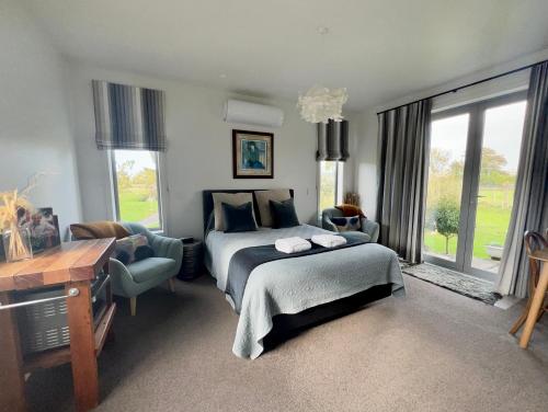 a large bedroom with a bed and a desk and a desk at Envisage Estate in Cambridge