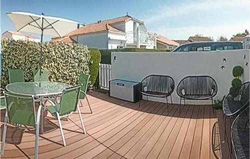 d'une terrasse avec une table, des chaises et un coin salon. dans l'établissement Stunning Home In La Faute Sur Mer, à La Faute-sur-Mer