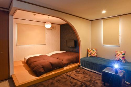 a bedroom with a bed in a room with an archway at Lake side inn Beehive in Kitashiobara