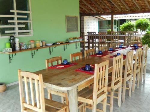 Um restaurante ou outro lugar para comer em Pousada Ventania Do Rio-Mar