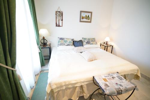 1 dormitorio con 1 cama en una habitación en Cozy Apartment in Puerto Banus, en Marbella