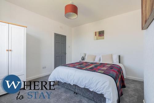 a white bedroom with a bed with a window and text where to stay at Apartment beyond forth Bridges - 3bed free parking in Inverkeithing