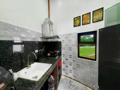 una cucina con un lavandino e una finestra di EL Rancho Beach Hotel a San Francisco