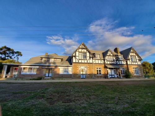 a large house with a large house at Historic Apartment in Oatlands
