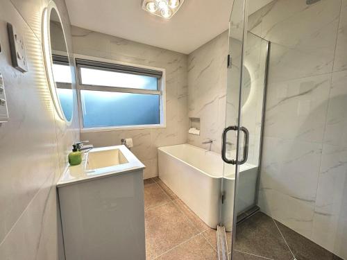 Vannas istaba naktsmītnē Elegant House in East Auckland