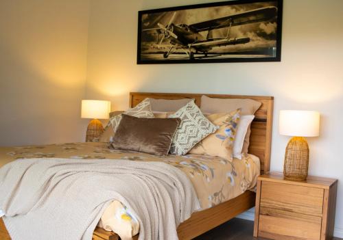 - une chambre avec un lit, 2 tables de nuit et 2 lampes dans l'établissement Preston Valley Shed Stay, à Lowden