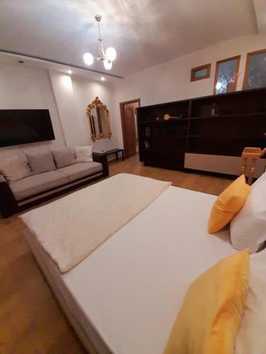 Una cama o camas en una habitación de Квартира в центре столицы