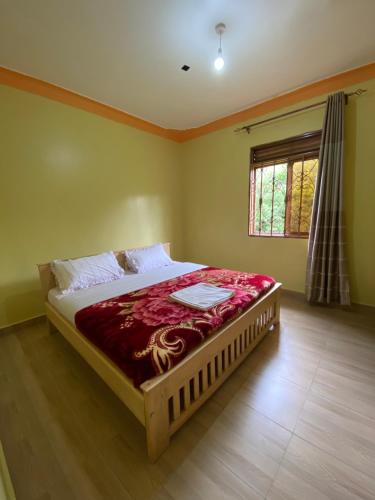 een slaapkamer met een bed in een kamer met een raam bij Ntebeko Homestay in Kisoro