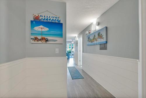 un corridoio di una casa con pareti bianche e un corridoio Sidx Sidx Sidx Sidx di Calypso 3-205 a Panama City Beach