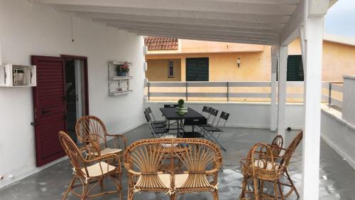 patio con mesa y sillas en el balcón en Casa vacanza dai Nonni Ntoni, en Acquarica del Capo