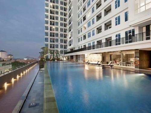 ein großer Pool in der Mitte eines Gebäudes in der Unterkunft Studio Suite Roseville @ BSD City, Great Location in Tangerang
