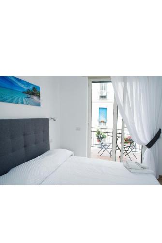 um quarto com uma cama e vista para uma varanda em B&b CasaCapaldo em Nápoles