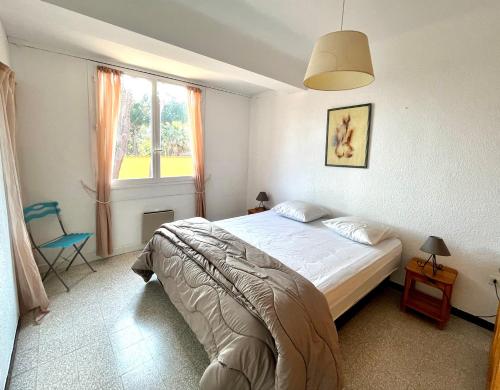 アルジェレス・シュル・メールにあるDomaine Des Mimosasのベッドルーム(大型ベッド1台、窓付)