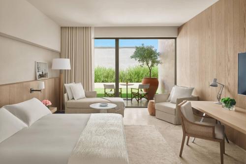 una camera d'albergo con letto e soggiorno di The Bodrum EDITION a Yalıkavak