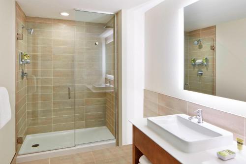 uma casa de banho com um lavatório e um chuveiro em Element Seattle Redmond em Redmond