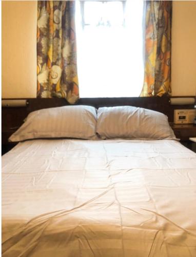 Llit o llits en una habitació de Budget London Room