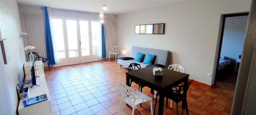 un salon avec une table et une salle à manger dans l'établissement Grand bas de villa au calme faux 3 pièces de 63 m, à La Valette-du-Var