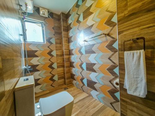 baño con aseo y pared colorida en Top Rich Hotel Nuwara Eliya, en Nuwara Eliya