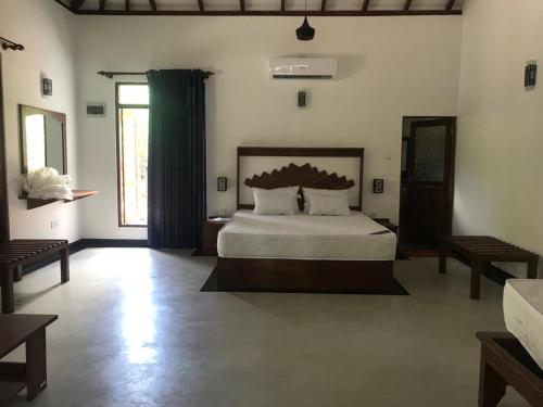 Una cama o camas en una habitación de Honeyland hotel