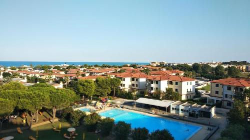 uma vista aérea de um resort com uma piscina em Appartamento Jet em Porto Recanati
