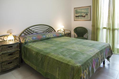 1 dormitorio con 1 cama grande con manta verde en Giu&Giu, en Santa Caterina di Nardò