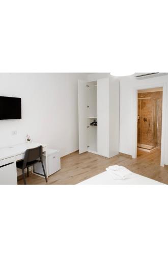 a white room with a desk and a computer at B&b CasaCapaldo in Naples