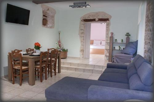 a living room with a blue couch and a table at Lucy's Home in Riglia