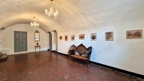 um quarto com um sofá e fotografias na parede em La tour de Pezene em Anduze