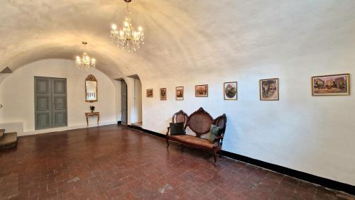 Habitación con sofá y cuadros en la pared. en La tour de Pezene, en Anduze