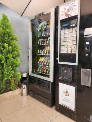 uma máquina de venda automática de bebidas com bebidas em Old Town Villa em Durrës