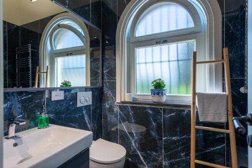 Ένα μπάνιο στο Villa with pool & jacuzzi