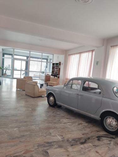 une voiture grise garée dans un salon dans l'établissement Hotel Il Dollaro, à Villa San Giovanni