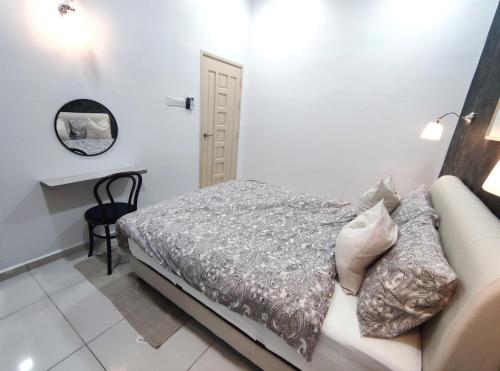 a bedroom with a bed and a desk and a chair at The Nyor Guesthouse Tok Jembal Kuala Terengganu in Kuala Terengganu