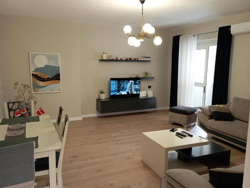 ein Wohnzimmer mit einem Sofa und einem Tisch in der Unterkunft Piazza_Apartments_Tirana in Tirana