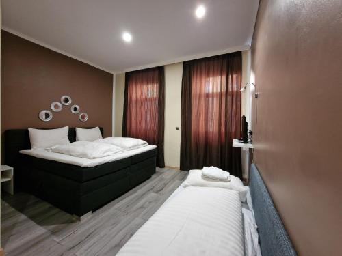 una habitación de hotel con 2 camas en una habitación en Aparthotel LAAERBERG, en Viena
