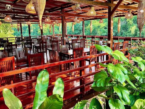 A restaurant or other place to eat at SpringRiver Resort