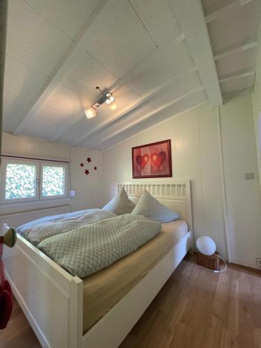 ein Schlafzimmer mit einem großen Bett in einem Zimmer in der Unterkunft Ferienhaus Sternschnuppe in Limbach