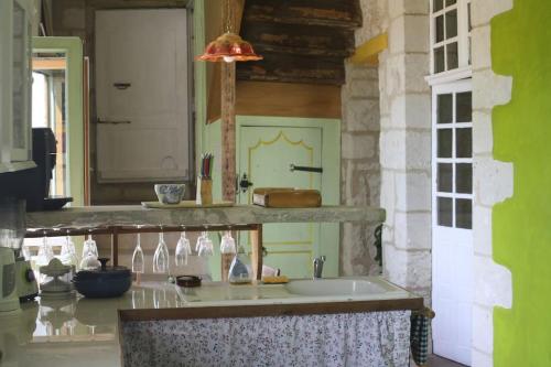 uma casa de banho com um lavatório e um espelho em Bella Vista em Aubeterre-sur-Dronne