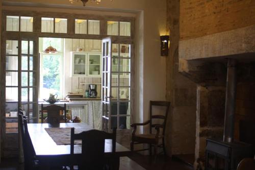 uma sala de estar com uma mesa e uma lareira em Bella Vista em Aubeterre-sur-Dronne