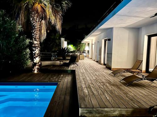 Bazén v ubytovaní le Pied à Terre 2 PORTICCIO alebo v jeho blízkosti